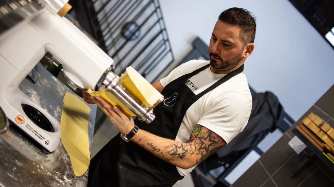 Pracoval v nejluxusnějším hotelu světa. Teď šéfkuchař zdarma vaří v domově důchodců